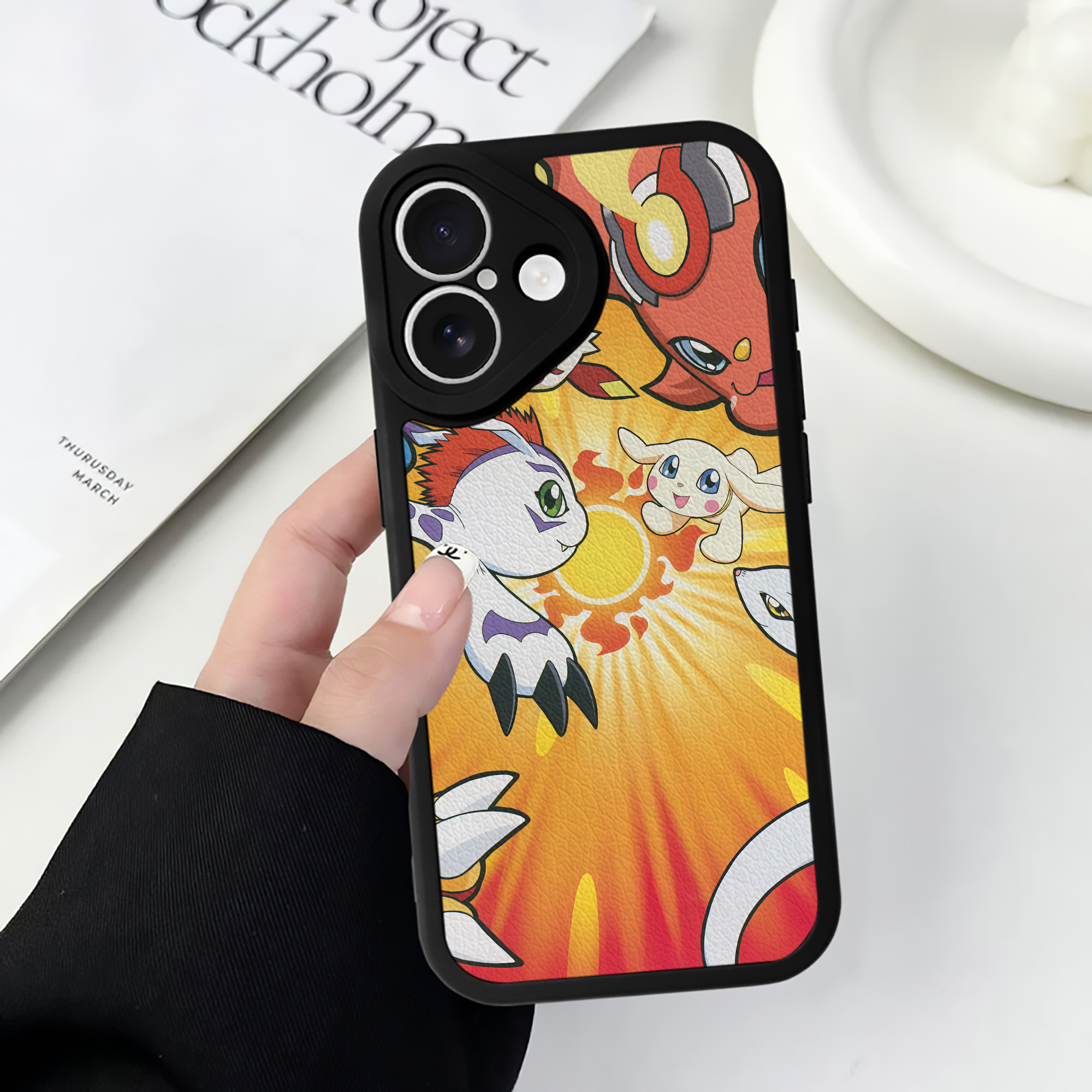 （画像用） Digimon デジタルモンスター/デジモン 【iPhone 16シリーズ対応】シリコンスマホケース（レザー調） 材質：シリコン